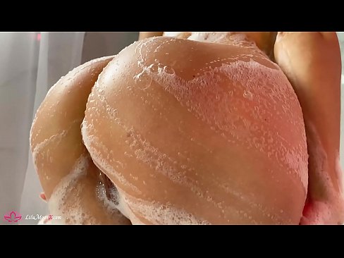 ❤️ Brunette o ipholla litho tsa botona kapa botšehali ho li khotsofatsa Pussy e nang le Vibrator ho ea ho Intense Orgasm in Shower Porno  ❌️❤